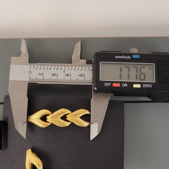 Gold Tone Textured Link Drop Earrings 3 Segment Dangle Pierced 1.77" Vintage - Picture 3 of 7